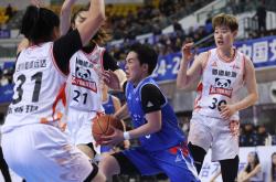 四川篮球队在今日比赛中勇夺胜利，队员表现突出的简单介绍